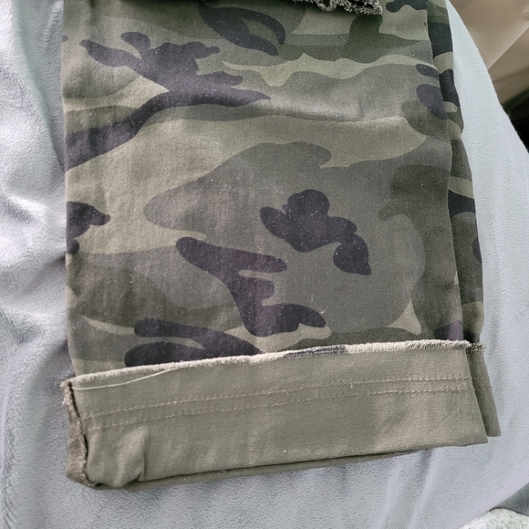 Camo pants (BNWT) - Picture 3 of 5